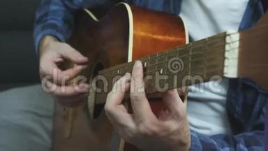 男人用吉他弹拨声吉他。 演奏吉他民谣的人